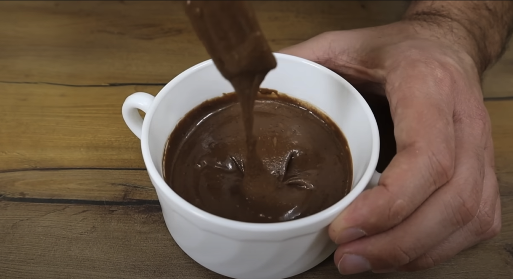 Nadýchaný čokoládový hrníčkový dezert s Nutellou - Upečete za 1 minutu v mikrovlnné troubě!