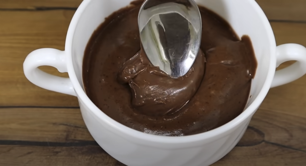 Nadýchaný čokoládový hrníčkový dezert s Nutellou - Upečete za 1 minutu v mikrovlnné troubě!