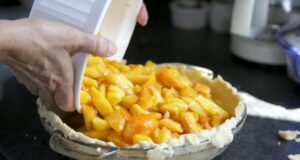 Vyzkoušejte tento šťavnatý jablečný koláč s jemnou příchutí citronu, vanilky a skořice