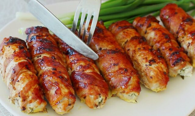 Křupavé sezamové rolky se smetanovou náplní ve slanině: Dokonalá večeře s křehkými bramborami Křupavé sezamové rolky se smetanovou náplní ve slanině: Dokonalá večeře s křehkými bramborami