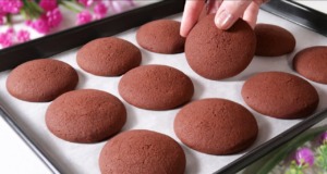 Měkké kakaové sušenky z kefíru: Jednoduchý a lahodný recept na rychlé pohoštění Měkké kakaové sušenky z kefíru, které si ihned zamilujete - Ideální k horkému čaji nebo hořké čokoládě!