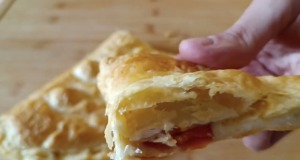 Slaná pochoutka z listového těsta plněná mozzarellou, rajčátky a bazalkou Slaná pochoutka z listového těsta plněná mozzarellou, rajčátky a bazalkou