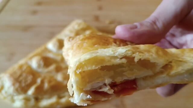 Slaná pochoutka z listového těsta plněná mozzarellou, rajčátky a bazalkou Slaná pochoutka z listového těsta plněná mozzarellou, rajčátky a bazalkou