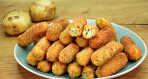 Smažené bramborové rolky s koriandrem a chilli podávané s jemným dresinkem Smažené bramborové rolky s koriandrem a chilli podávané s jemným dresinkem