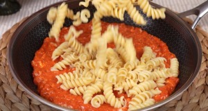 Lahodné těstoviny fusilli v jednoduché rajčatové omáčce s vejci – Snadná a rychlá příprava! Lahodné těstoviny fusilli v rajčatové omáčce s vejci - Snadná a rychlá příprava!
