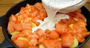 Slaný bramborový koláč s kuřecím masem: Krémová pochoutka z jedné pánve Zapečený bramborový koláč s kuřecím masem a smetanou: Syté rodinné jídlo z jedné pánve