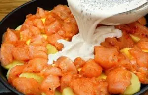 Slaný bramborový koláč s kuřecím masem: Krémová pochoutka z jedné pánve Zapečený bramborový koláč s kuřecím masem a smetanou: Syté rodinné jídlo z jedné pánve