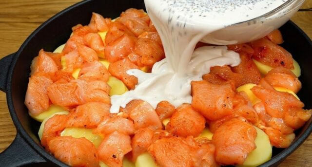 Zapečený bramborový koláč s kuřecím masem a smetanou: Syté rodinné jídlo z jedné pánve