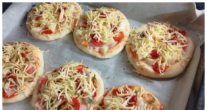 Domácí mini pizzy jsou ideální volbou pro rychlou a jednoduchou večeři nebo svačinu