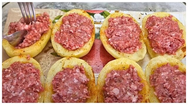 Zapečené brambory plněné mletým masem v rajčatové omáčce se sýrem Zapečené brambory plněné mletým masem v rajčatové omáčce se sýrem