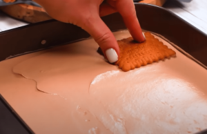 Oplatkový základ a navrch nadýchaný krém – Vyzkoušejte tento skvělý dezert! Krémová buchta se sušenkami a čokoládovou polevou