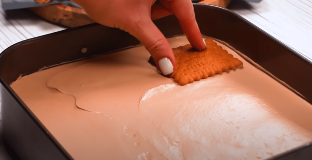 Krémová buchta se sušenkami a čokoládovou polevou