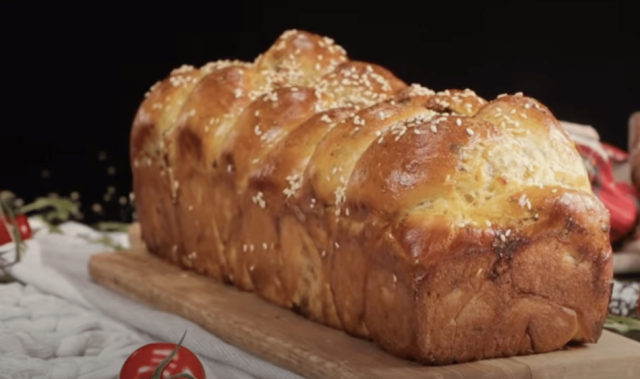 Výborný recept na domácí pečivo: kynutý sýrový pletenec s mozzarellou a sezamem Výborný recept na domácí pečivo: kynutý sýrový pletenec s mozzarellou a sezamem