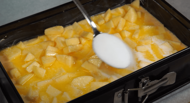 Vynikající jablečný koláč, který skvěle provoní váš domov!