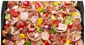 Rozlétané ražničí na plechu: Lahodný a jednoduchý recept na maso se zeleninou z jednoho pekáče Rozlétané ražniči – vepřové maso, zelenina a klobása pečené na plechu