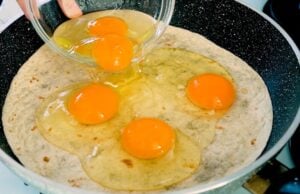 Křupavá tortilla s vejci, petrželkou, mozzarellou, rajčaty a špenátem - Skvělá fit snídaně, která vám dodá energii!