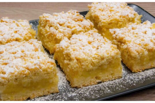 Strouhaný jablečný koláč s drobenkou, který miluje celá rodina Strouhaný jablečný koláč s drobenkou: křehký máslový dezert jako od babičky