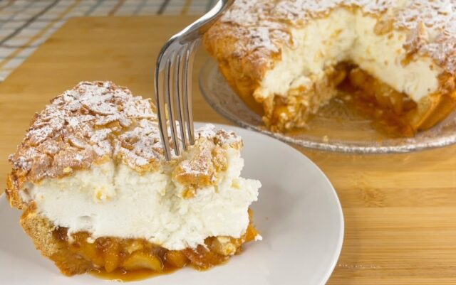 Křehký jablečný koláč s vanilkovým jogurtovým krémem a drobenkou - Ideální k horkému čaji! Křehký jablečný koláč s vanilkovým jogurtovým krémem a drobenkou - Ideální k horkému čaji!