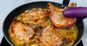 Vepřové kotlety v houbové omáčce s placičkami z bílého zelí – Skvělý oběd na stole! Křehká vepřová kotleta v aromatické houbové omáčce s křupavými placičkami z bílého zelí - Skvělý oběd na stole!