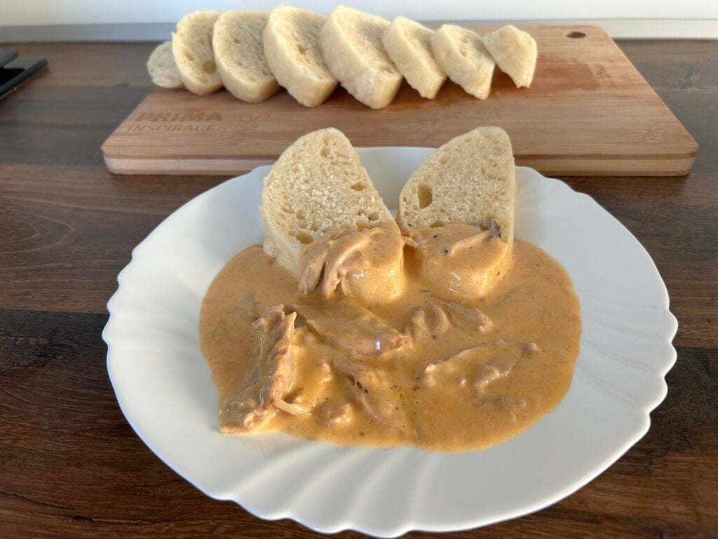 Sháníte recept na nadýchaný knedlík v páře? Připravte si tento úžasný knedlík bez vajec!