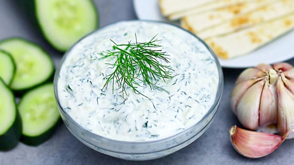 Krémová okurková omáčka Tzatziki - Jednoduchá a velmi chutná!