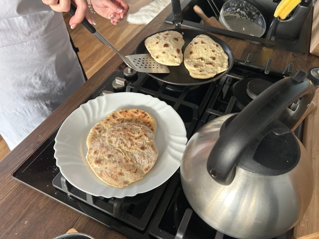 Pokud doma nemáte žádné pečivo, připravte si tyto rychlé jogurtové placky