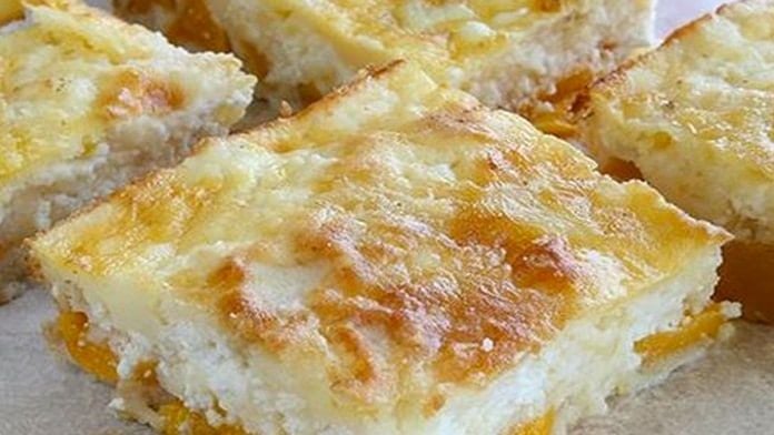 Recept pro milovníky tvarohových dezertů: Ochutnejte tuto dobrotu s kousky broskví!