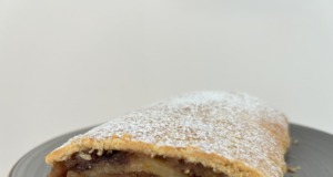 Pokud máte hodně jablek, připravte si tento křehký jablečný štrúdl z domácího těsta