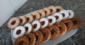 Falešné linecké koláčky z pudinku a zakysané smetany