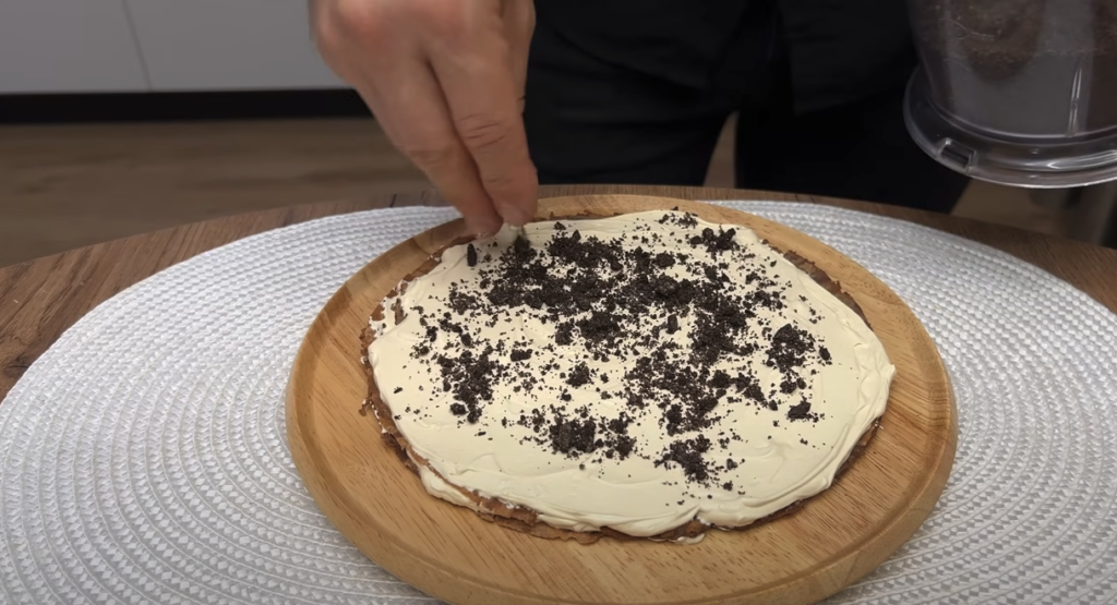 Palačinkový čokoládový dezert s tvarohovým krémem, sušenkami OREO a arašídy