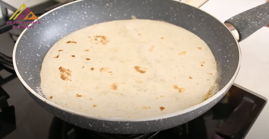 Rychlá a chutná snídaně: Tortilla plněná vejci, sýrem a rajčaty pro perfektní start dne