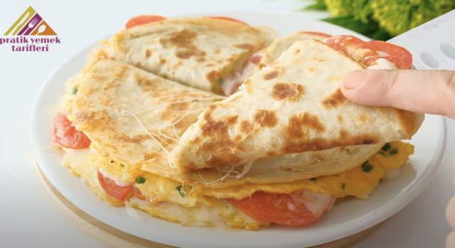 Rychlá a chutná snídaně: Tortilla plněná vejci, sýrem a rajčaty pro perfektní start dne