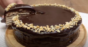 Palačinkový čokoládový dezert s tvarohovým krémem, sušenkami OREO a arašídy