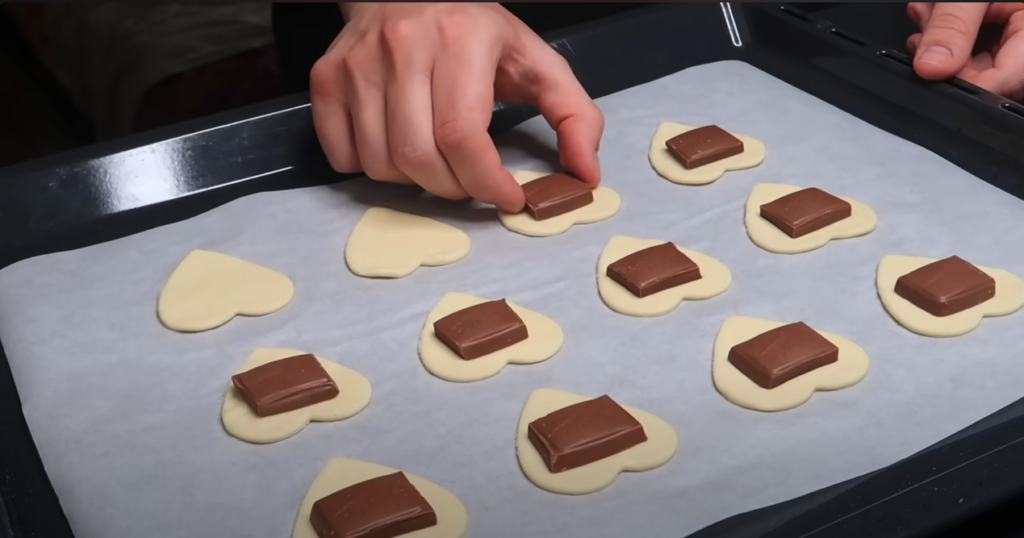 Recept č. 1: Listové těsto ve tvaru srdíček s čokoládou Milka a jahodami