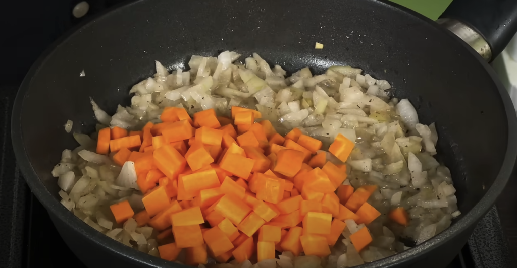 Zapečená křupavá zeleninová pochoutka s cuketou, žampiony, hráškem a sýrem podávaná s aromatickým dresinkem - Snadná večeře na stole!