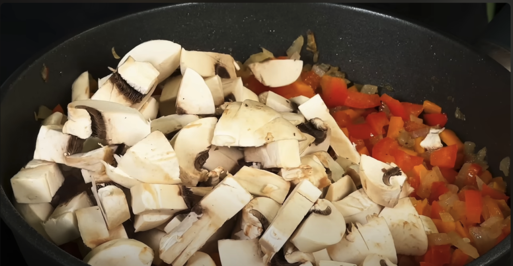 Zapečená křupavá zeleninová pochoutka s cuketou, žampiony, hráškem a sýrem podávaná s aromatickým dresinkem - Snadná večeře na stole!