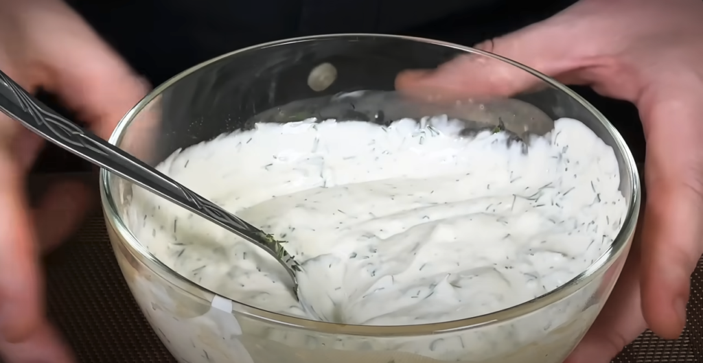 Zapečená křupavá zeleninová pochoutka s cuketou, žampiony, hráškem a sýrem podávaná s aromatickým dresinkem - Snadná večeře na stole!