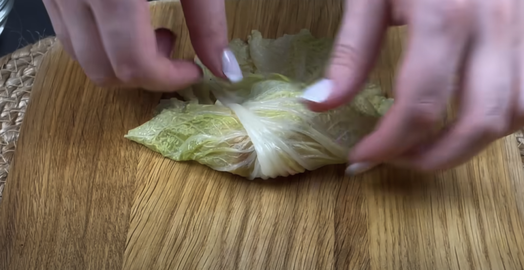 Závitky z čínského zelí plněné bramborovou nádivkou se žampiony, zeleninou a aromatickým mletým masem