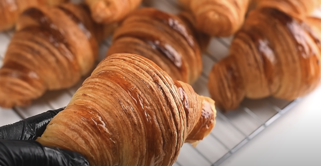 Domácí křupavoučké máslové croissanty, které si ihned zamilujete: Domácí francouzská snídaně na vašem stole!