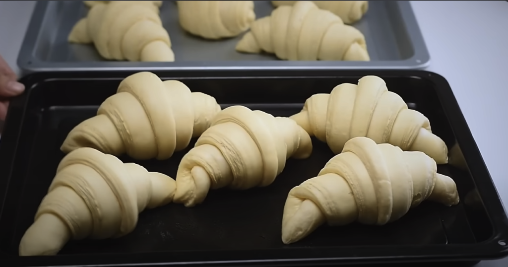 Domácí křupavoučké máslové croissanty, které si ihned zamilujete: Domácí francouzská snídaně na vašem stole!