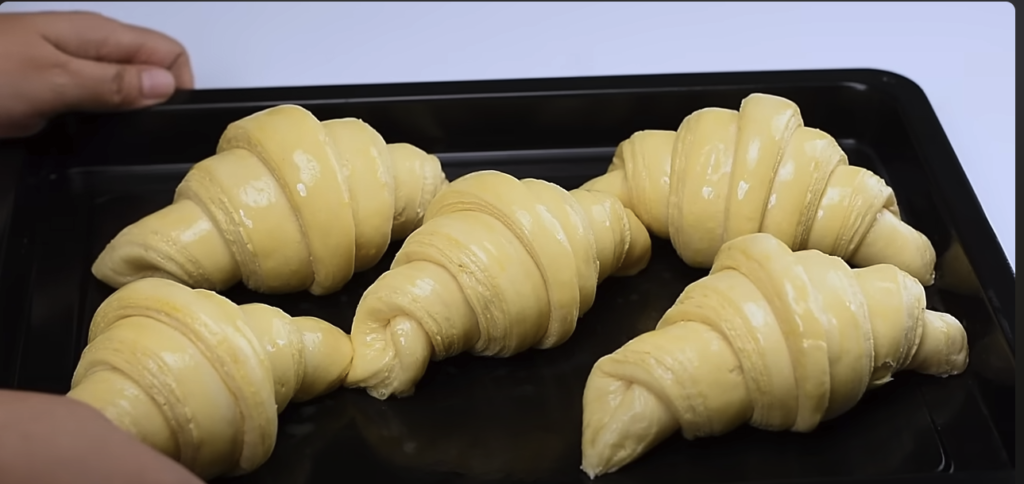 Domácí křupavoučké máslové croissanty, které si ihned zamilujete: Domácí francouzská snídaně na vašem stole!