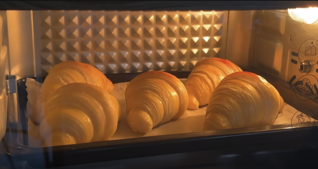 Domácí křupavoučké máslové croissanty, které si ihned zamilujete: Domácí francouzská snídaně na vašem stole!