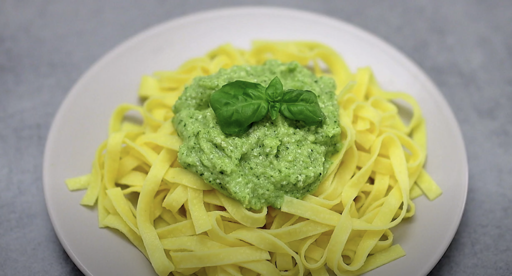 Cuketovo-bazalkové pesto s piniovými oříšky, česnekem a parmazánem - snadná a rychlá příprava!