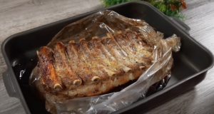 Pečená křupavá žebírka podávaná s pečenou barevnou zeleninou – snadná příprava a bohatá chuť!