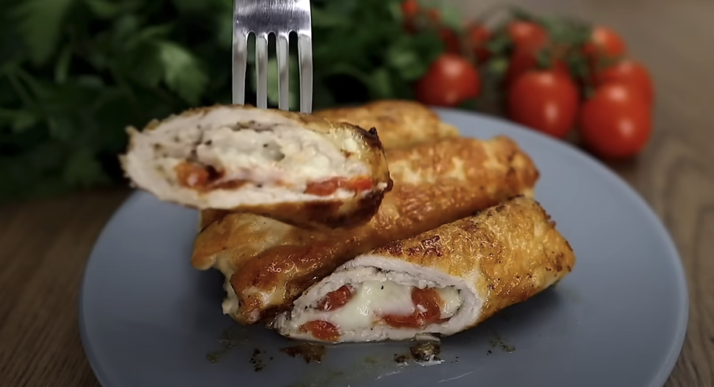 Šťavnaté kuřecí rolky plněné rajčaty a sýrem mozzarella - jednoduchá příprava a křupavá chuť!