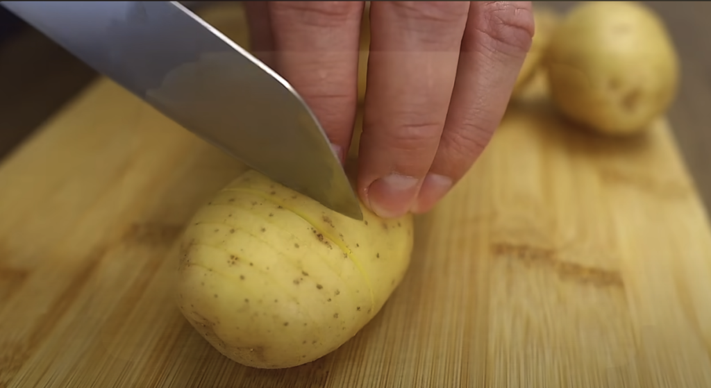 Pečené spirálové brambory s česnekem potřené máslovou směsí s oreganem - snadná večeře na stole!