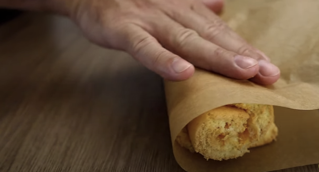 Lahodná meruňková roláda s nádechem vanilky - Ideální k horkému čaji!