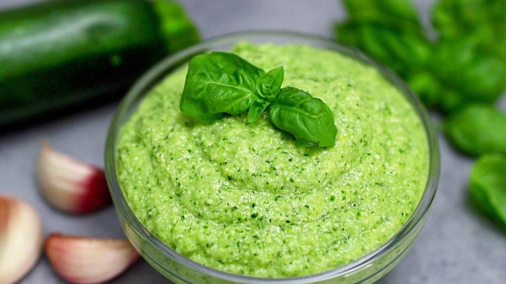 Cuketovo-bazalkové pesto s piniovými oříšky, česnekem a parmazánem - snadná a rychlá příprava!