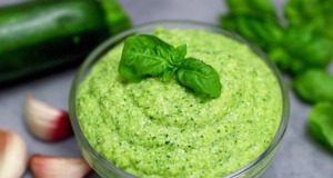 Cuketovo-bazalkové pesto s piniovými oříšky, česnekem a parmazánem – snadná a rychlá příprava! Cuketovo-bazalková pasta s piniovými oříšky, česnekem a parmazánem - snadná a rychlá příprava!