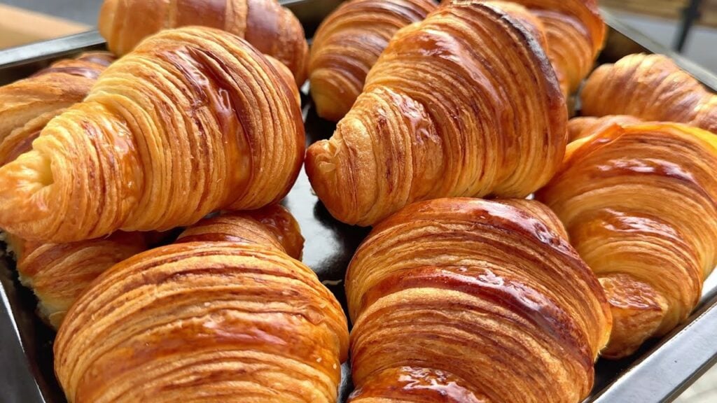 Domácí křupavoučké máslové croissanty, které si ihned zamilujete: Domácí francouzská snídaně na vašem stole!